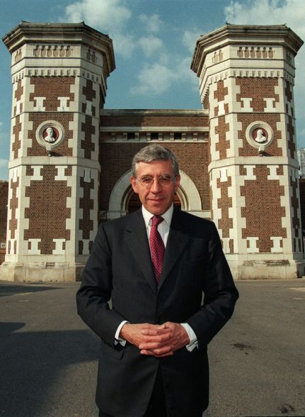 FURIOUS prison officers greeted hapless Justice Secretary Jack Straw with a wall of silence and a vote of no confidence on Thursday following a miserly pay